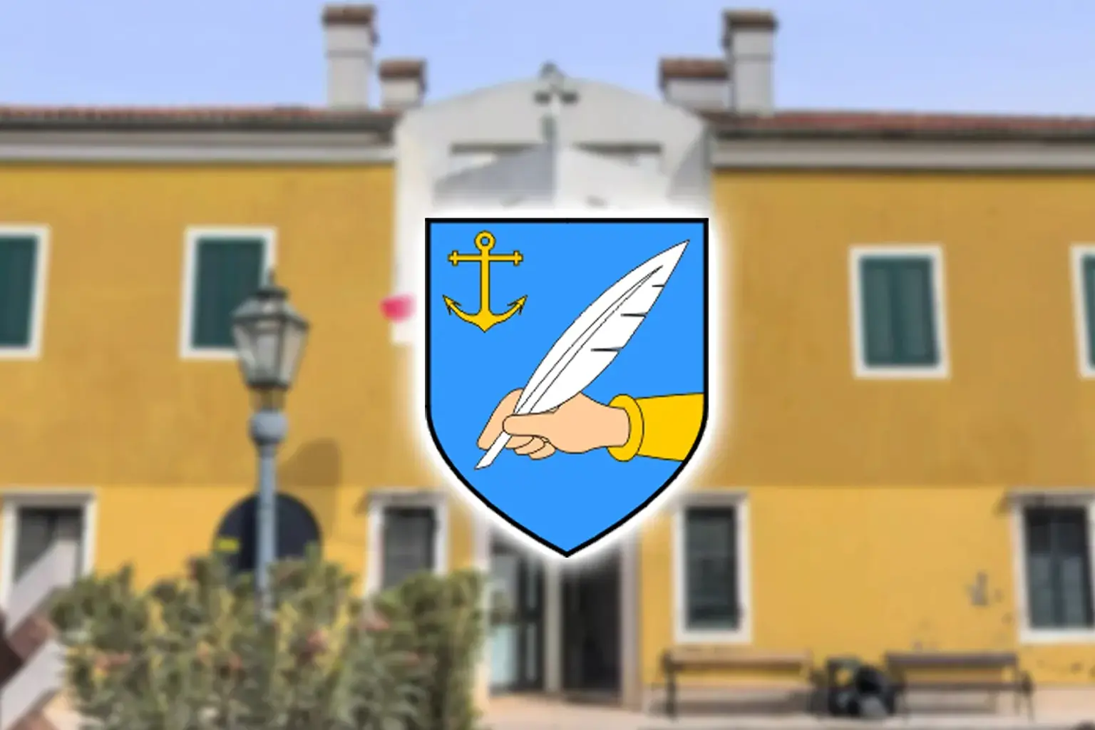 Prikaz grba Općine Sukošan na pozadini općinske zgrade Općine